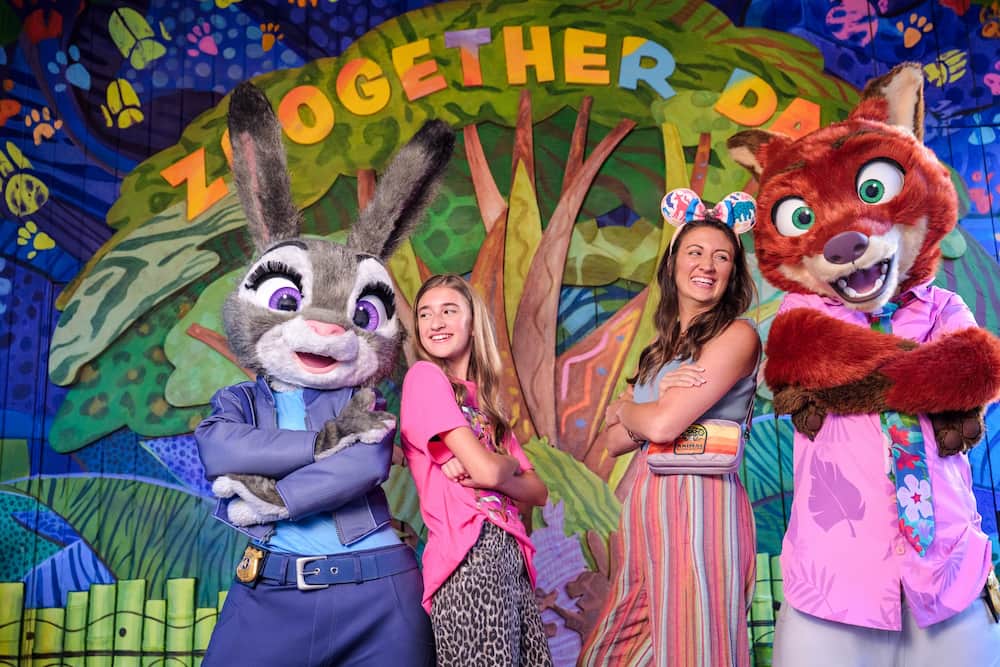 Meninas posam com Juddy Hops e Nick Wilde