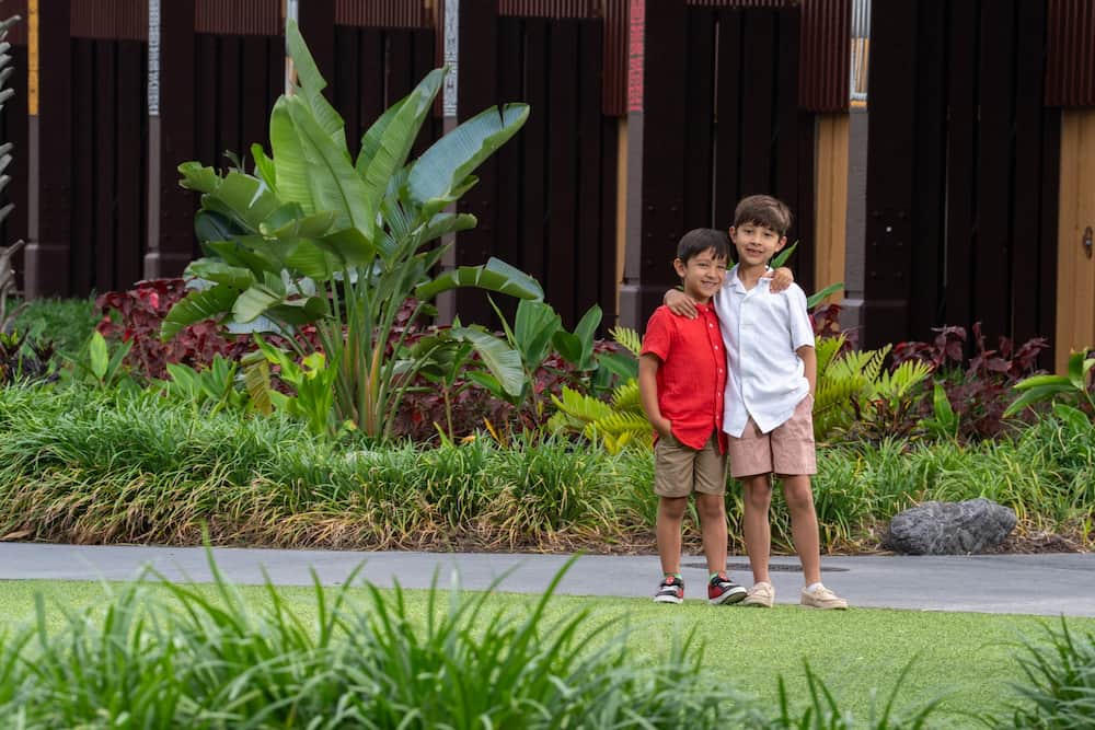 Menininhos posam juntos no Disney's Polynesian Resort