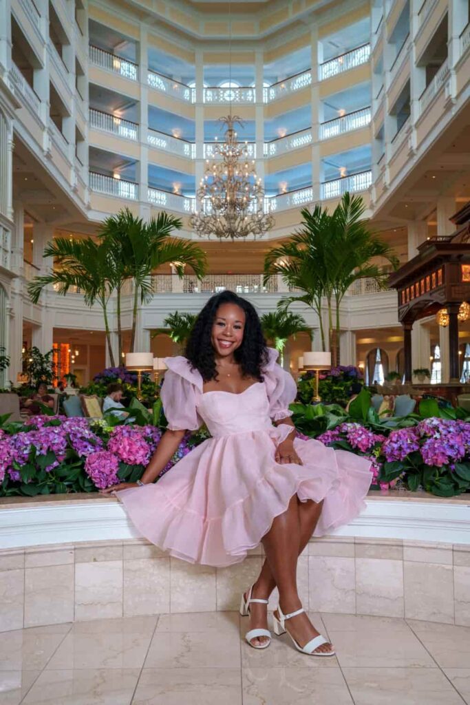 Mulher posa com classe no lobby ho Disney's Grand Floridian Resort & Spa