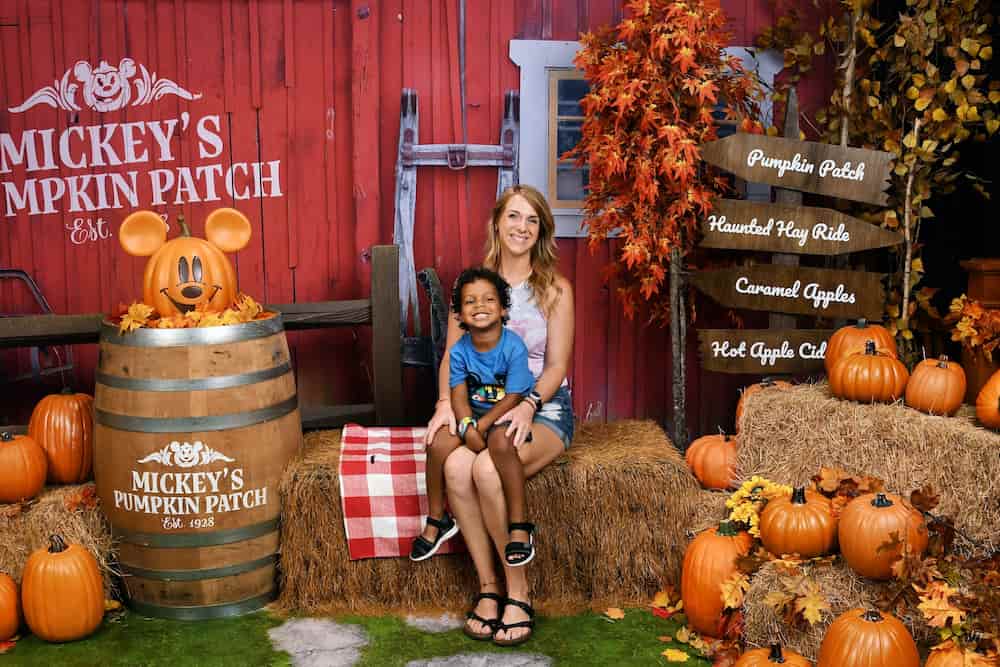 Mãe e filho posam em cenário de Halloween no Disney Photopass Studio em Disney Springs