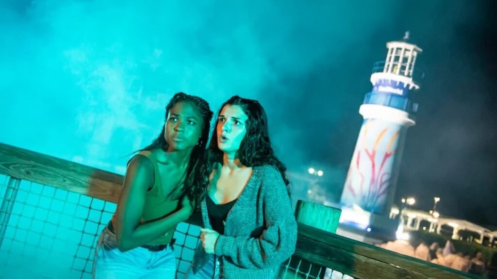 Mulheres olham assustadas diante de névoa no SeaWorld Howl-O-Scream