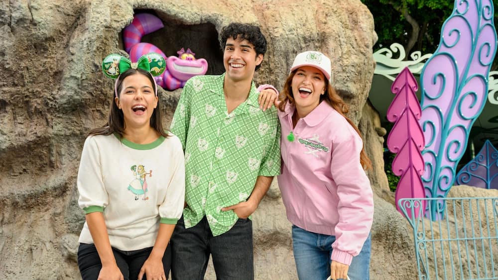 Merchandising especial que será comercializado durante o Dia D23 na Disneyland California em comemoração aos 75 anos do filme Alice no País das Maravilhas