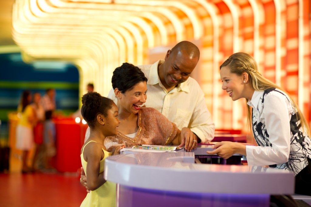 Família faz check-in no hotel Disney's Art of Animation durante o Cool Kids Summer