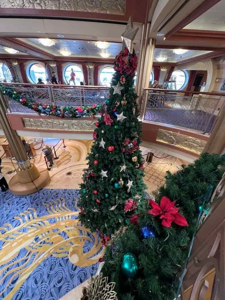 Árvore de Natal gigante decora o Lobby principal dos navios da Disney Cruise Line durante o Very Merrytime Cruises