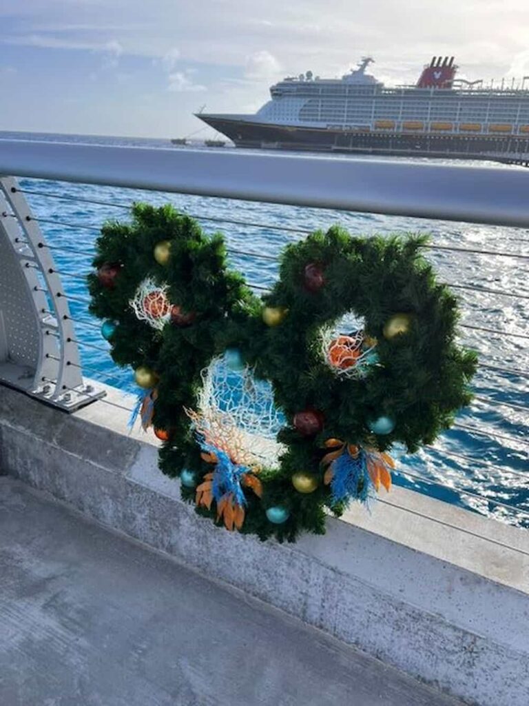 Decorações especiais se espalham pelos navios da Disney Cruise Line durante o Very Merrytime Cruises