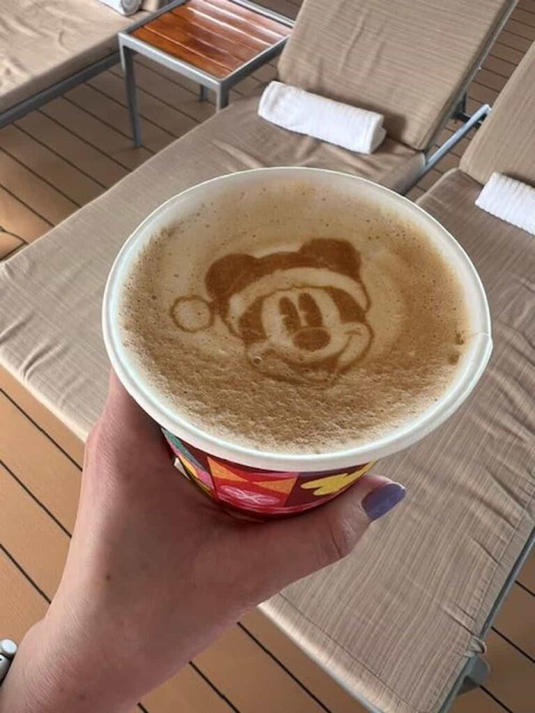 Café especial com o rosto do Mickey usando um chapéu de Papai Noel estão disponíveis durante o Very Merrytime Cruises