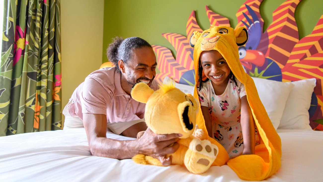 Pai e filha se divertem ao tema de Rei Leão na suite do Disney's Art of Animation
