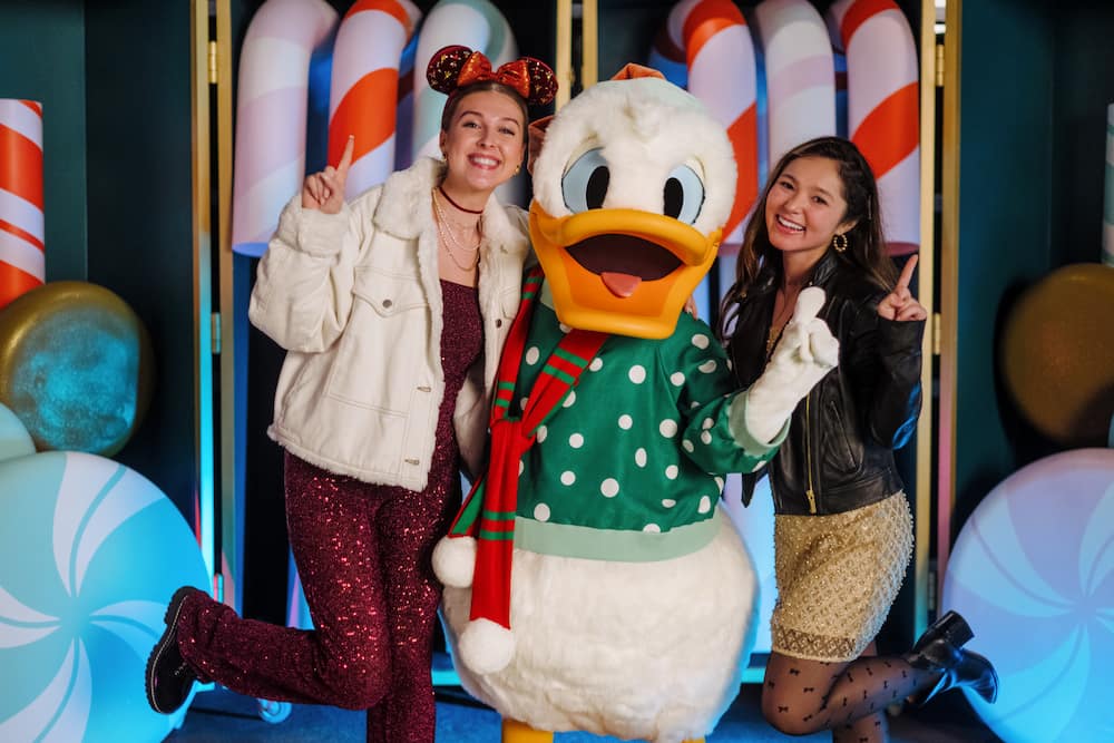 Donald encontra visitantes em seu traje natalino durante a festa de natal do Hollywood Studios, a Jollywood Nights