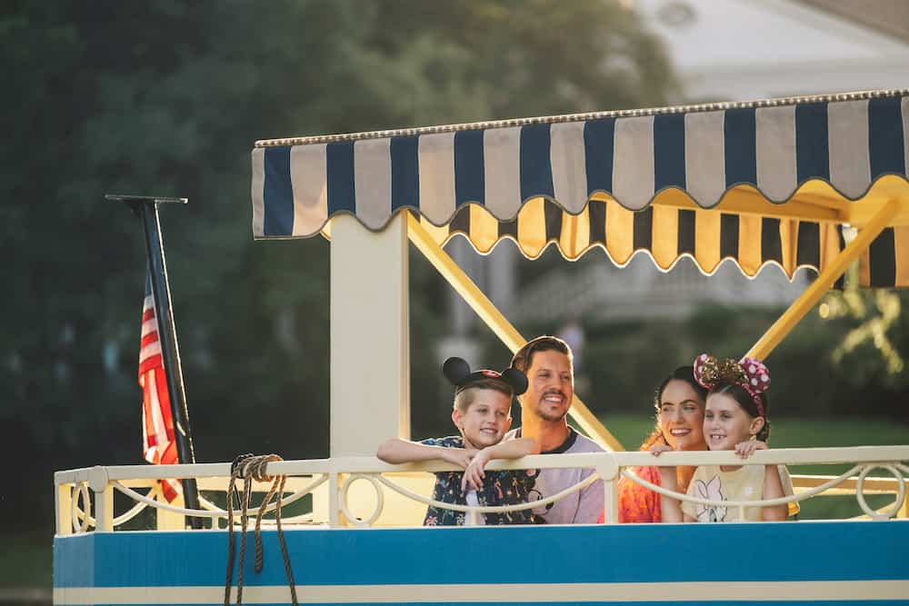 Família usa o barco como meio de transporte do complexo Walt Disney World Resort