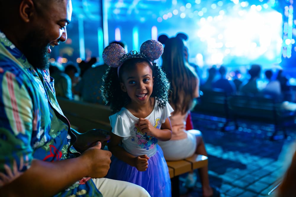Pai e filha curtem ao som de apresentação do Eat to the Beat que acontece durante o Food & Wine Festival no Epcot
