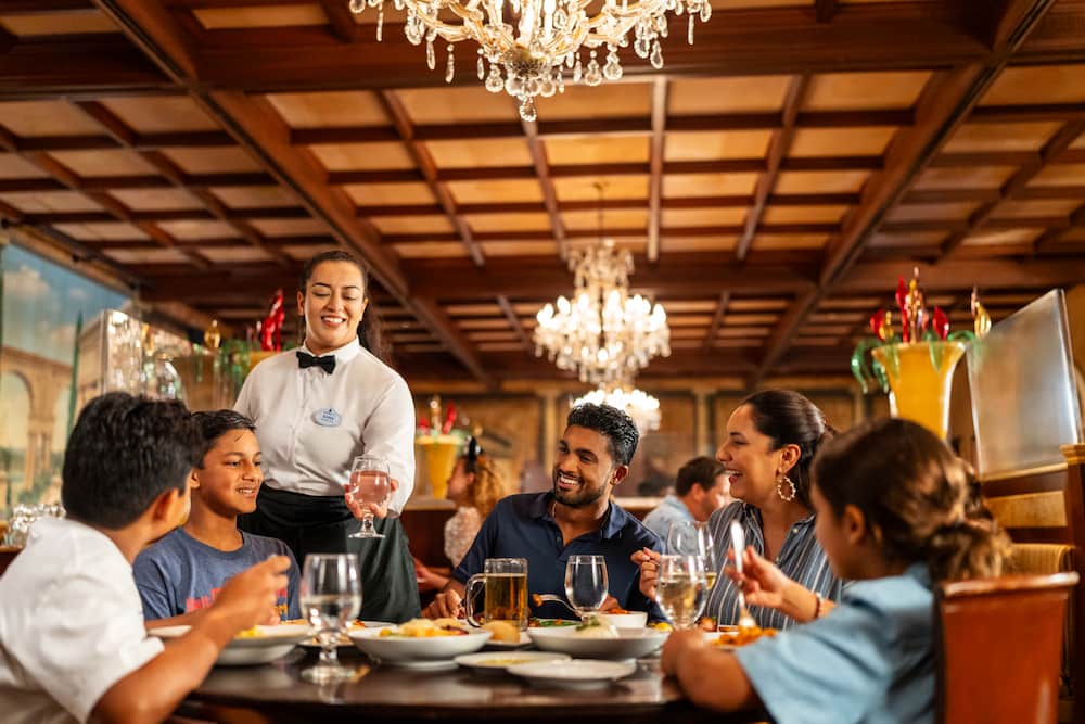 Amigos se divertem no parque Epcot em Walt Disney World Resort no Eat to the Beat