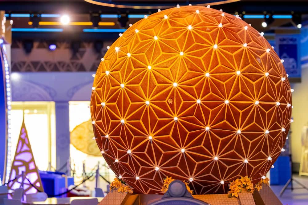 No Festival of the Holidays a Disney constrói uma gingerbread em formato de Spaceship Earth, símbolo do Epcot