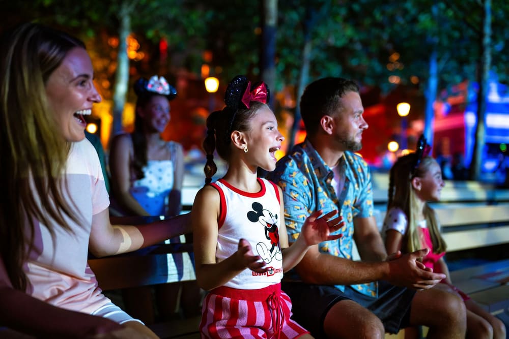 Família se diverte ao som de apresentação do Eat to the Beat que acontece durante o Food & Wine Festival no Epcot
