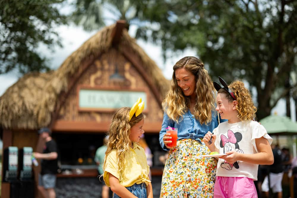 Mãe e filhas se divertem no parque Epcot em Walt Disney World Resort no Eat to the Beat