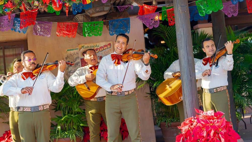 Grupo mexicano toca musicas no violino no pavilhão do México durante o Festival of the Holidays