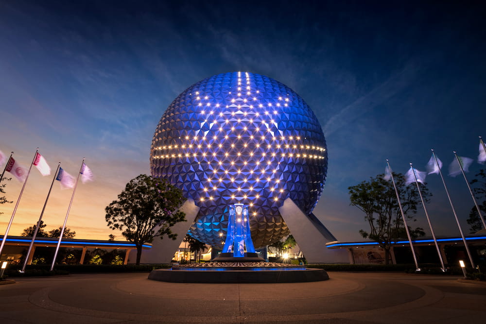 Spaceship Earth iluminada com um floco de neve especialmente para o Festival of the Holidays que é o evento de natal do Epcot
