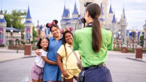 Fotógrafa do Disney Photopass tira foto de família em frente ao castelo da Cinderela no Magic Kingdom Park