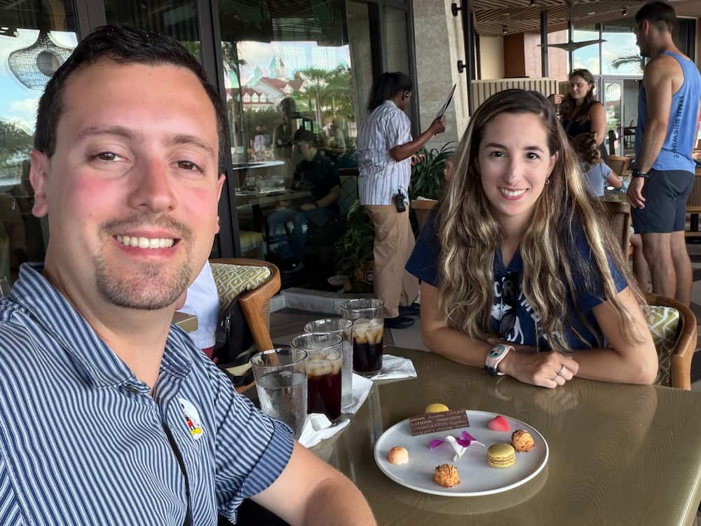 Casal posa sorridente ao receber sobremesa comemorativa no Wailulu Bar & Grill no Disney's Polynesian Resort em Walt Disney World