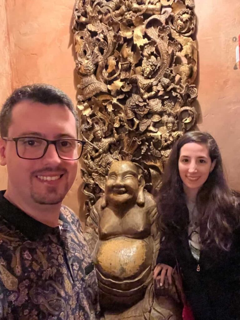 Casal posa com estátua dentro do restaurante Yak & Yeti Restaurant no Disney's Animal Kingdom Theme Park