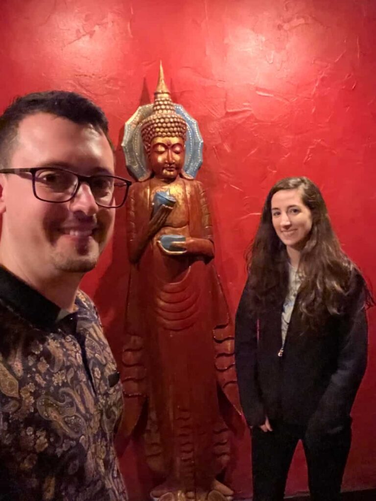 Casal posa com estátua dentro do restaurante Yak & Yeti Restaurant no Disney's Animal Kingdom Theme Park