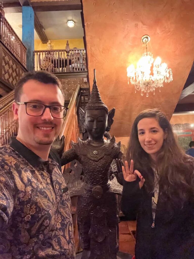 Casal posa com estátua dentro do restaurante Yak & Yeti Restaurant no Disney's Animal Kingdom Theme Park