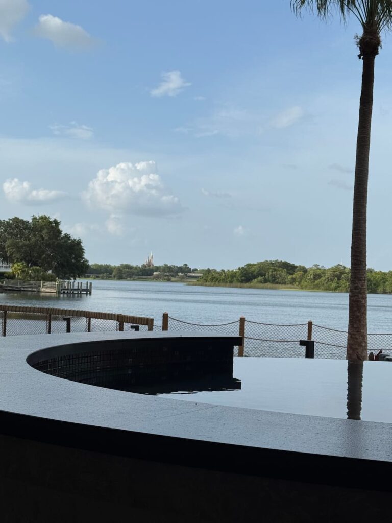 Vista do restaurante Wailulu Bar & Grill no Disney's Polynesian Resort na Disney