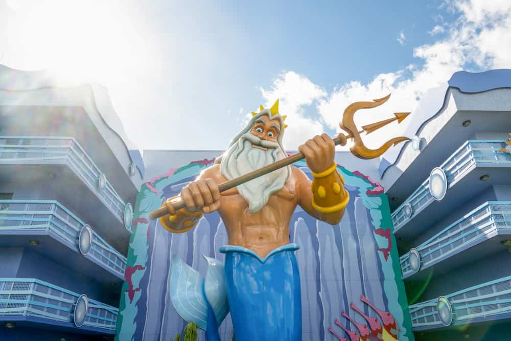 Rei Tritão em ua das construções do hotel Disney's Art of Animation