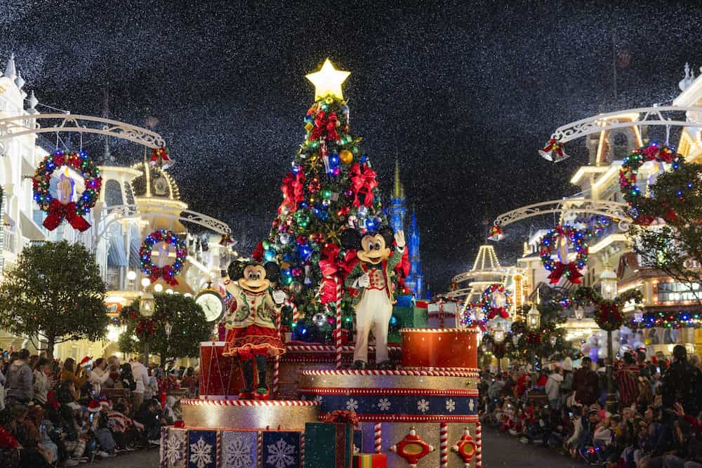 Mickey e Minnie estrelam a parada da festa Mickey's Very Merry Christmas Party que é a festa de natal do Magic Kingdom Park