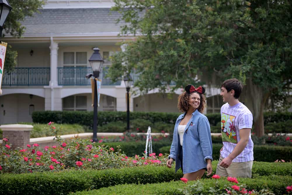Casal anda pelo hotel Disney's Port Orleans Riverside