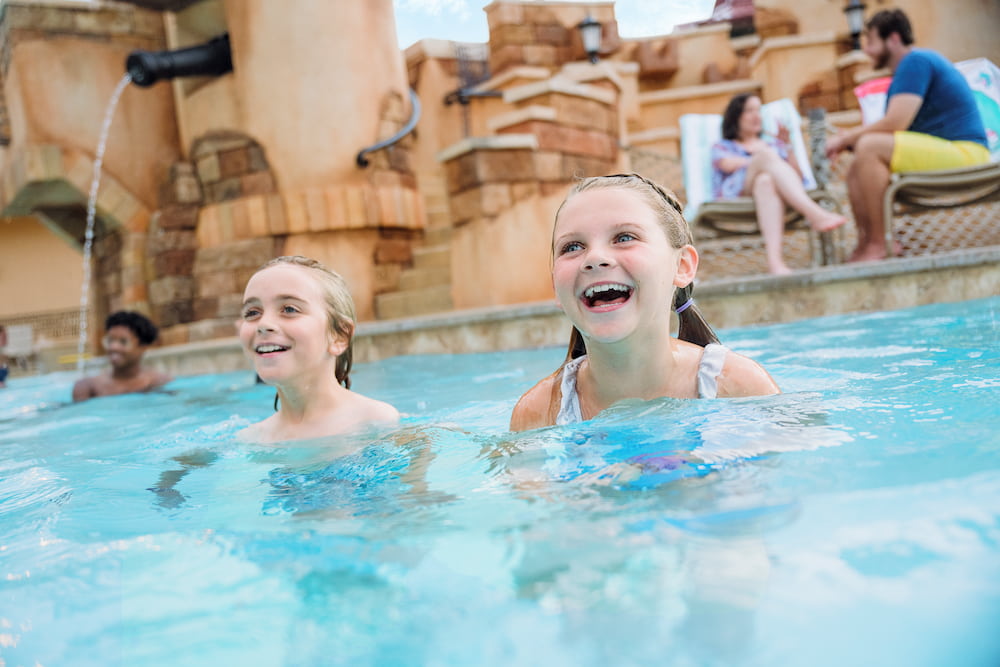 meninas se divertem na piscina do Disney's Caribbean Beach Resort
