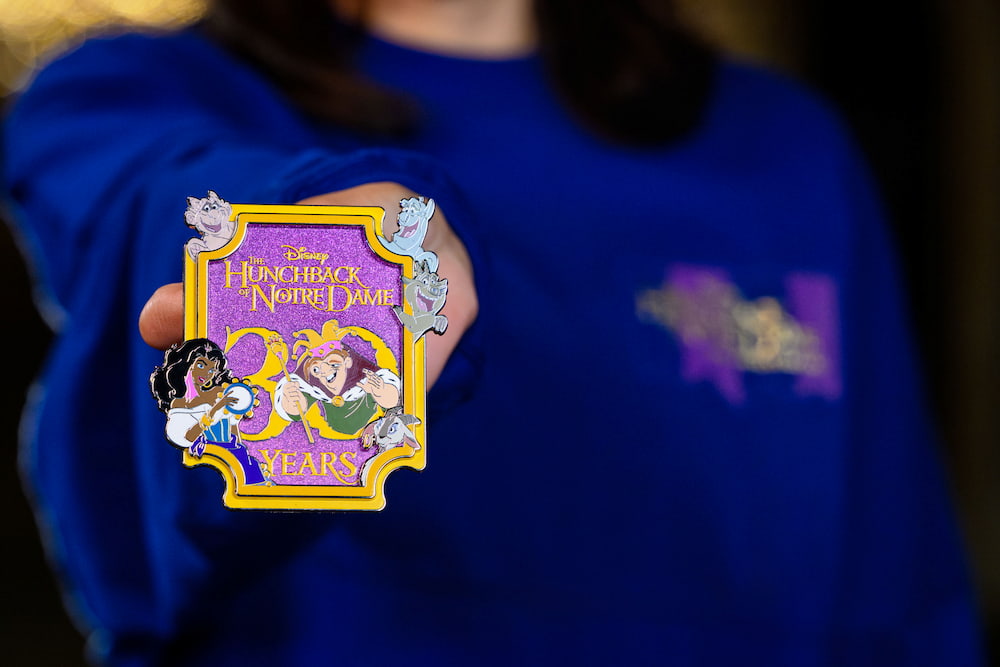 Merchandising especial que será comercializado durante o Dia D23 na Disneyland California em comemoração aos 30 anos do filme Corcunda de Notre Dame