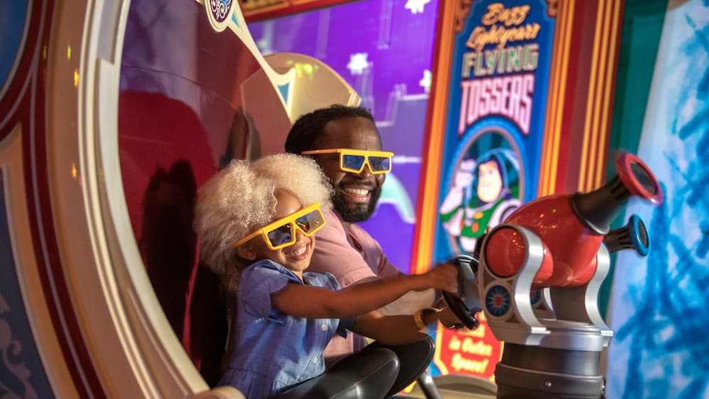 Família se diverte enquanto joga Toy Story Mania no Disney's Hollywood Studios em Orlando