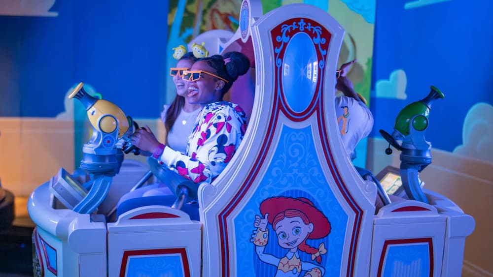 Crianças se divertindo enquanto jogam Toy Story Mania no Hollywood Studios em Walt Disney World Resort