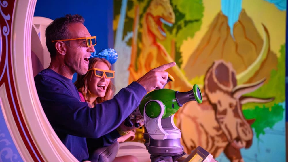 Visitantes se divertindo enquanto jogam Toy Story Mania no Hollywood Studios em Walt Disney World Resort