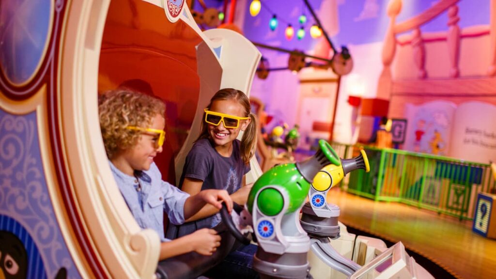 Crianças se divertindo enquanto jogam Toy Story Mania no Hollywood Studios em Walt Disney World Resort