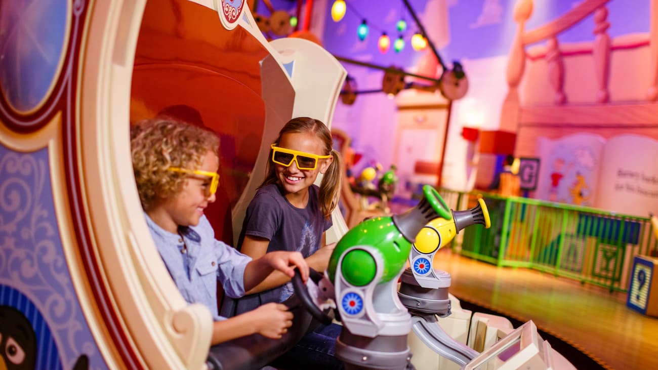Crianças se divertindo enquanto jogam Toy Story Mania no Hollywood Studios em Walt Disney World Resort