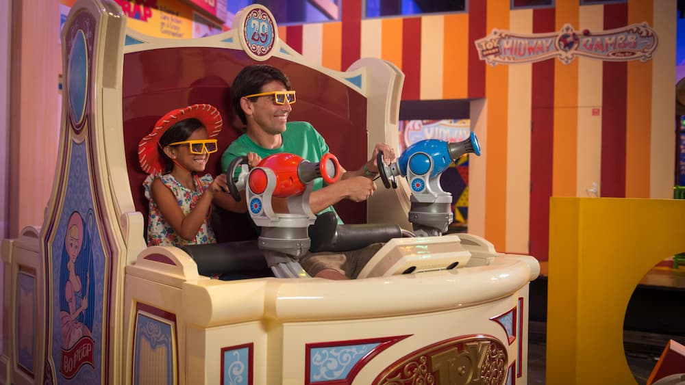 Família se diverte enquanto joga Toy Story Mania no Hollywood Studios em Walt Disney World Resort