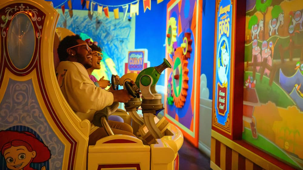 Visitantes se divertindo enquanto jogam Toy Story Mania no Disney's Hollywood Studios em Orlando