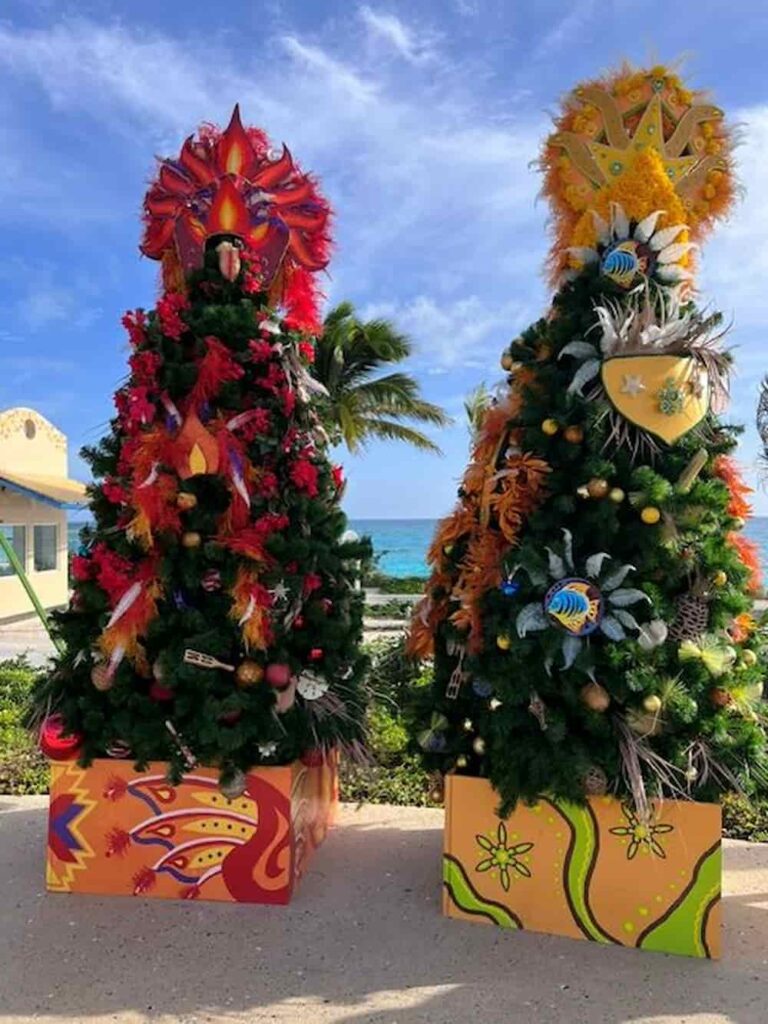 Árvores de Natal decoram os navios da Disney Cruise Line durante o Very Merrytime Cruises