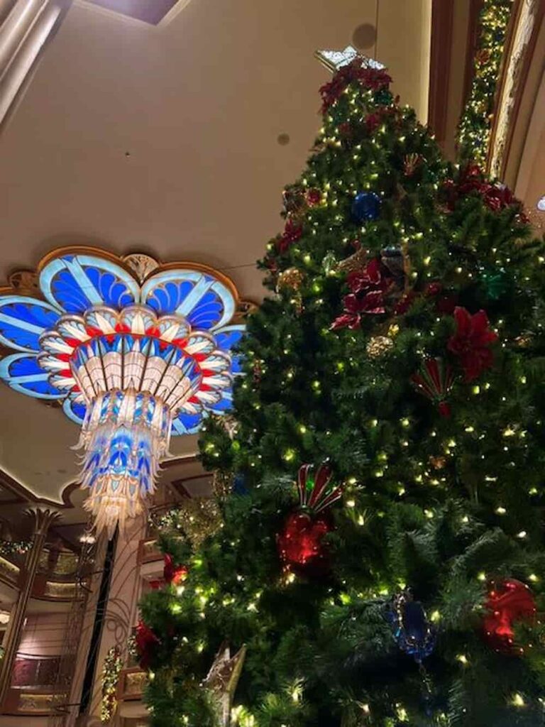Árvore de Natal gigante decora o Lobby principal dos navios da Disney Cruise Line durante o Very Merrytime Cruises