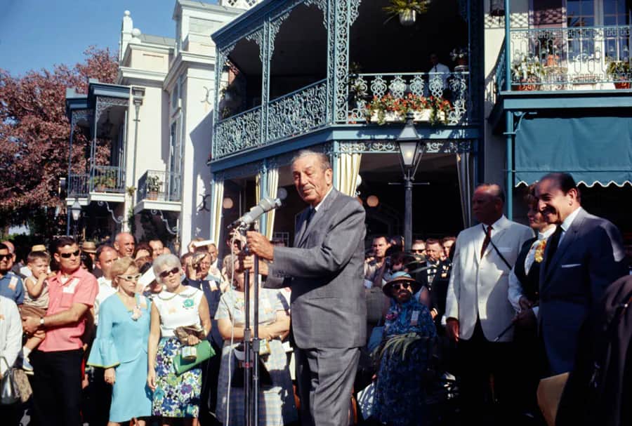 Walt Disney em frente a New Orleans Square na Disneyland, cantinho que faz referência a cidade de Nova Orleans