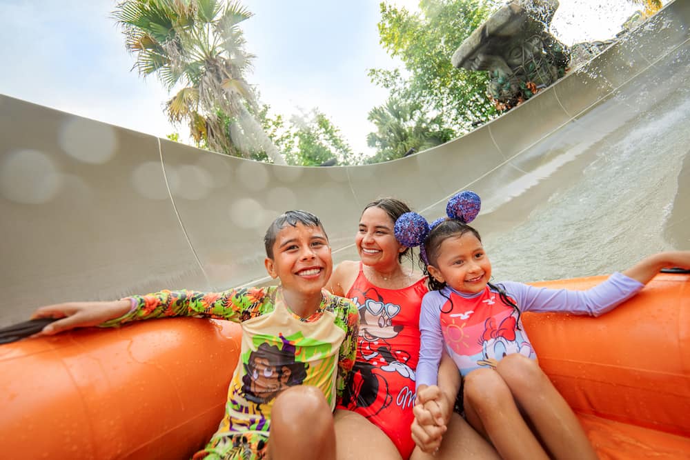 Família se diverte na bóia do tobogã no Disney's Blizzard Beach