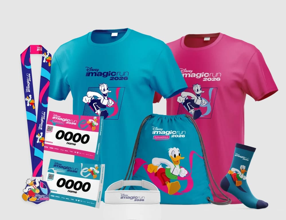 Kit da Corrida Disney Magic Run em Florianópolis 2026 traz camisetas com cores diferentes para corrida e caminhada, acompanha mochila e medalha, podendo acompanhar viseira e meia