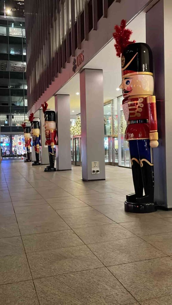Soldadinhos de chumbo enfeitam prédio durante as festividades de natal em Nova York