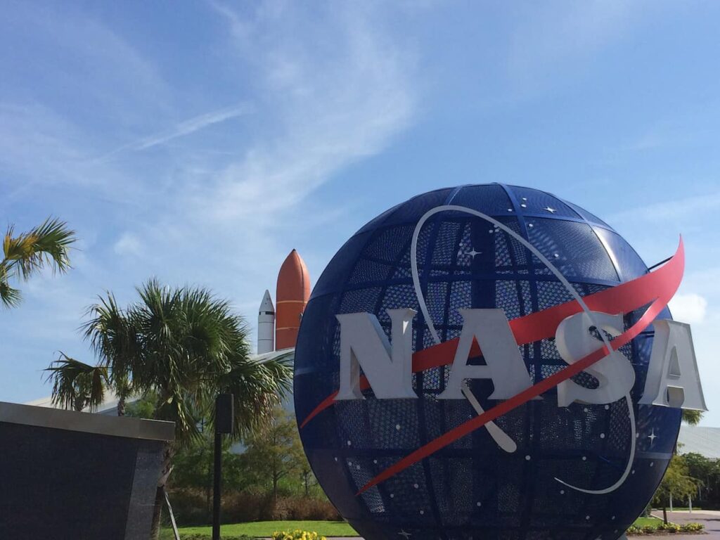 Entrada do Kennedy Space Center, o Centro de Visitantes de NASA em Cabo Canaveral