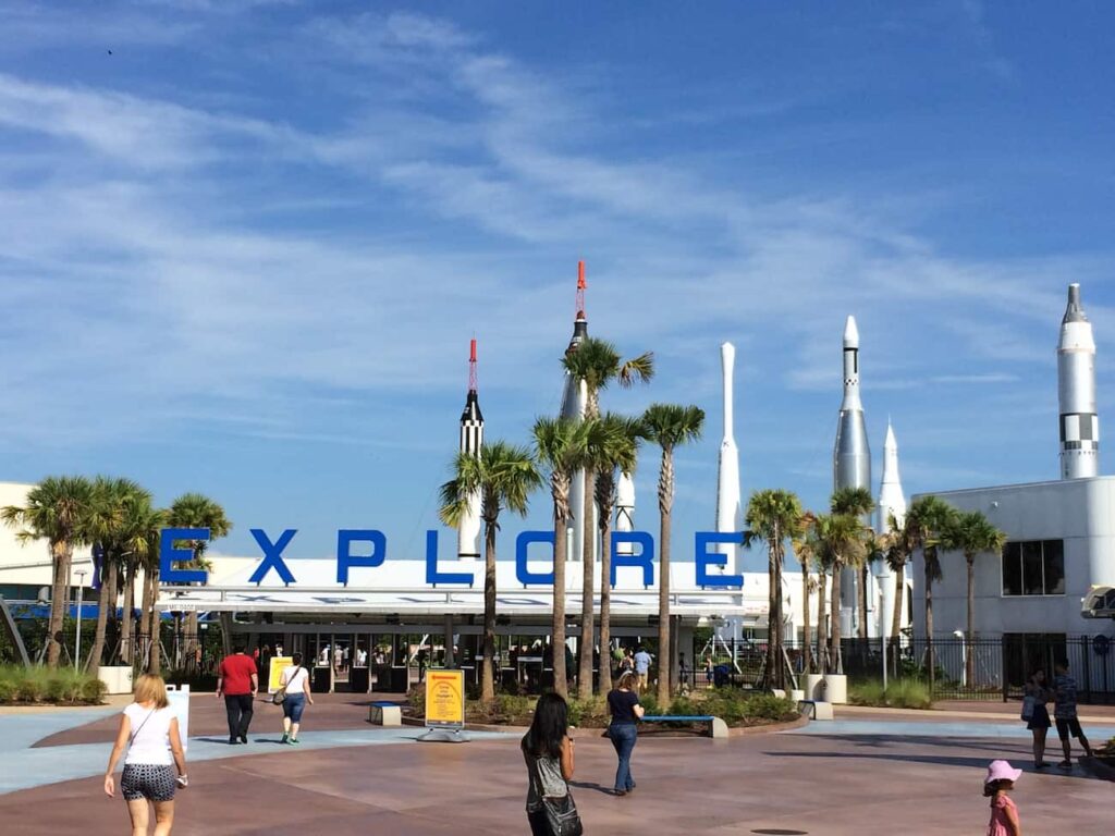 Entrada do Kennedy Space Center, o Centro de Visitantes de NASA em Cabo Canaveral