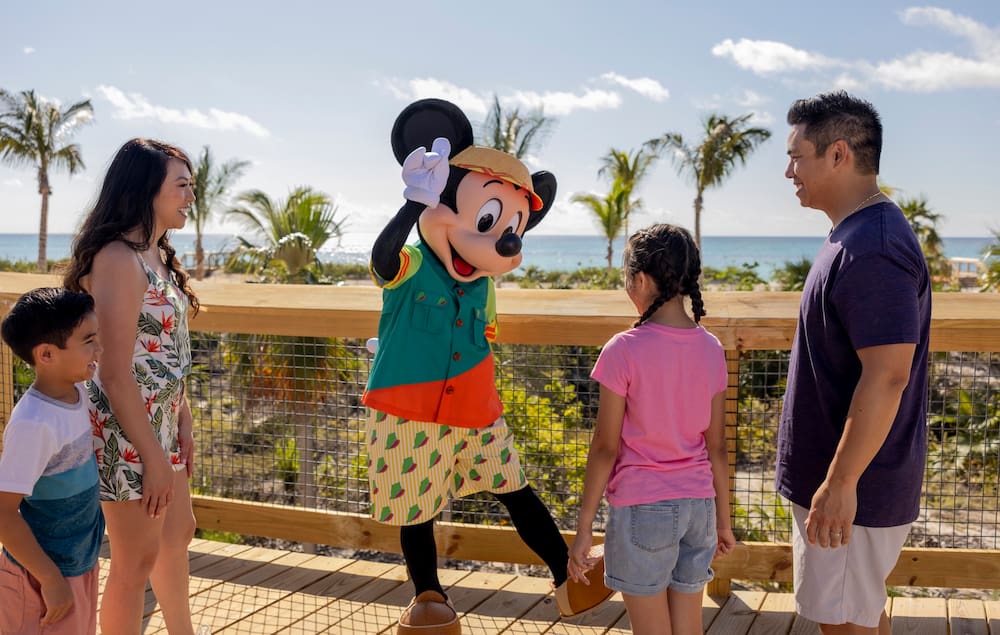 Mickey recepciona visitantes a ilha privativa da Disney durante parada do cruzeiro