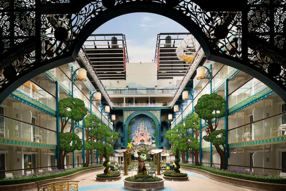 Lobby do navio Disney Adventure, o navio da Disney Cruise Line que navega por Singapura