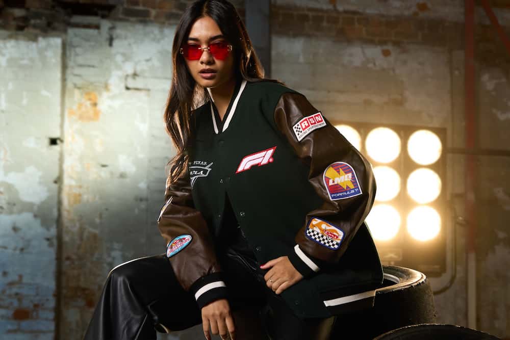 Mulher posa estilosa usando roupa de fórmula 1 com o Lightning Mcqueen