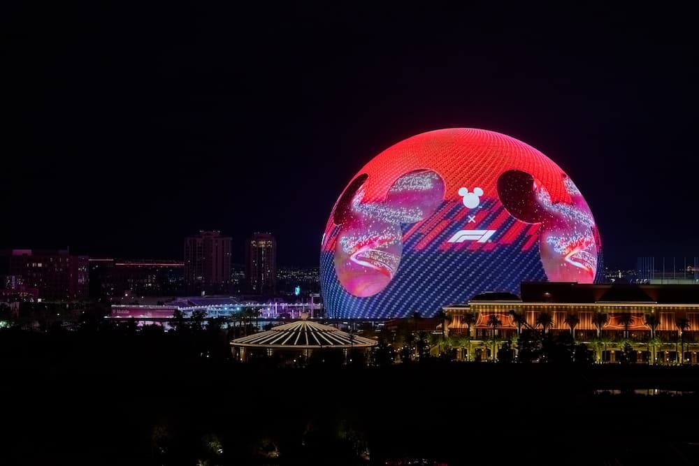 Sphere em Las Vegas totalmente projetado com parceria da Disney com Fórmula 1 tendo a silhueta do Mickey como símbolo